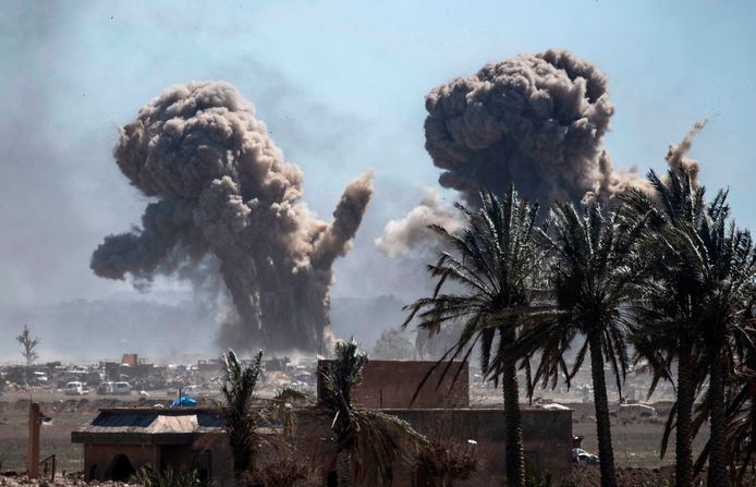 Grote rookwolken stijgen op boven het plaatsje Baghuz na de luchtaanval op 18 maart 2019. Daarbij zouden tachtig doden zijn gevallen, waaronder mogelijk zestig burgers.