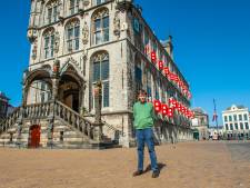 Kees Momma tekende stadhuis Gouda tot in detail na, nu wordt zijn schilderij geveild