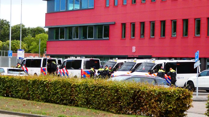 Sabato un dipendente della società di sicurezza Pro Guard Security Services è stato ferito negli scontri allo stadio De Vliert dopo che i tifosi di Osse hanno demolito una recinzione.