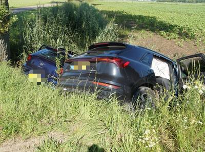 Twee auto’s belanden in de sloot bij aanrijding in Wijk en Aalburg