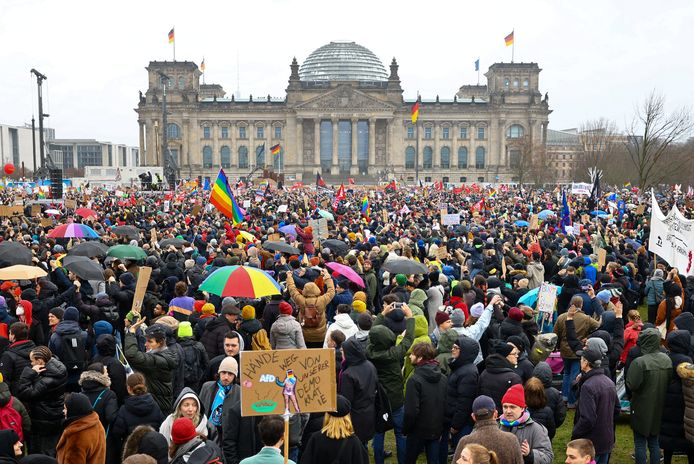 Bedoeling is om een menselijke ketting te vormen rond het Rijksdaggebouw, waar het Duitse parlement gevestigd is, onder het motto ‘Wij zijn de brandmuur’.