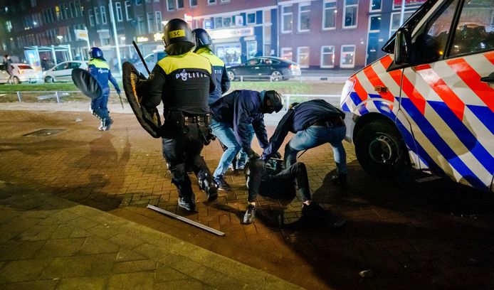 De politie heeft een relschopper te pakken nadat de agenten werden bekogeld met zwaar vuurwerk en stenen.