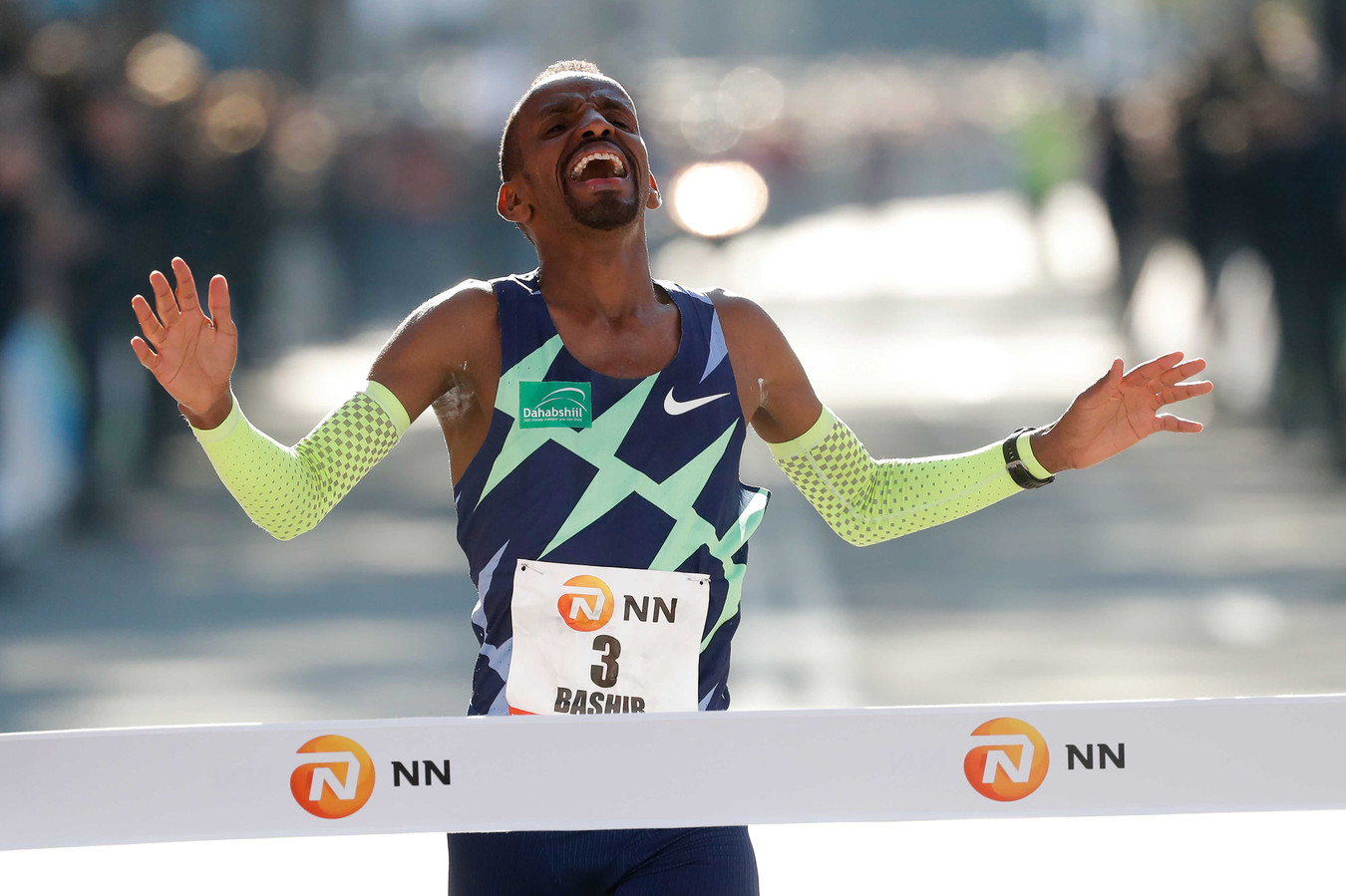 Abdi Bashir uit Belgie wint de Rotterdam Marathon.