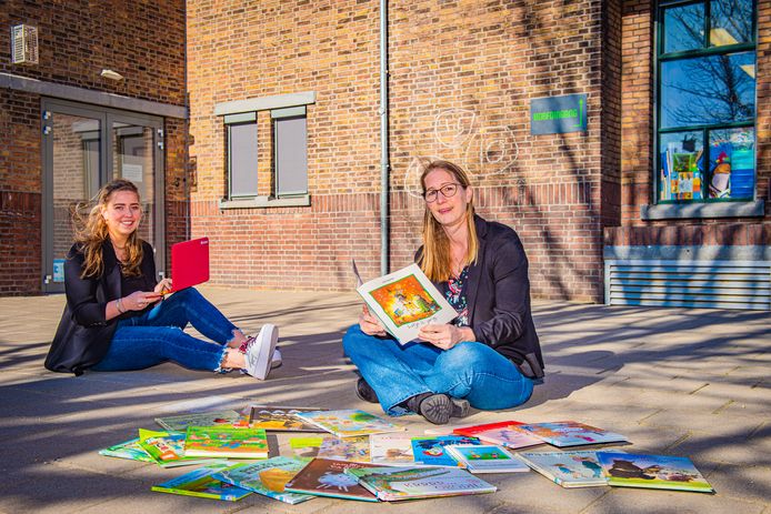 Juf Petra (rechts) en Juf Florianne hebben online plezier met 'hun' kinderen van de Groen van Prinstererschool.