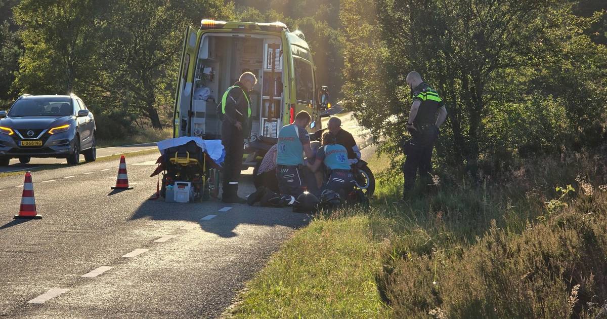 Motorrijders uit groepje komen met elkaar in botsing bij Uddel: één persoon naar het ziekenhuis.