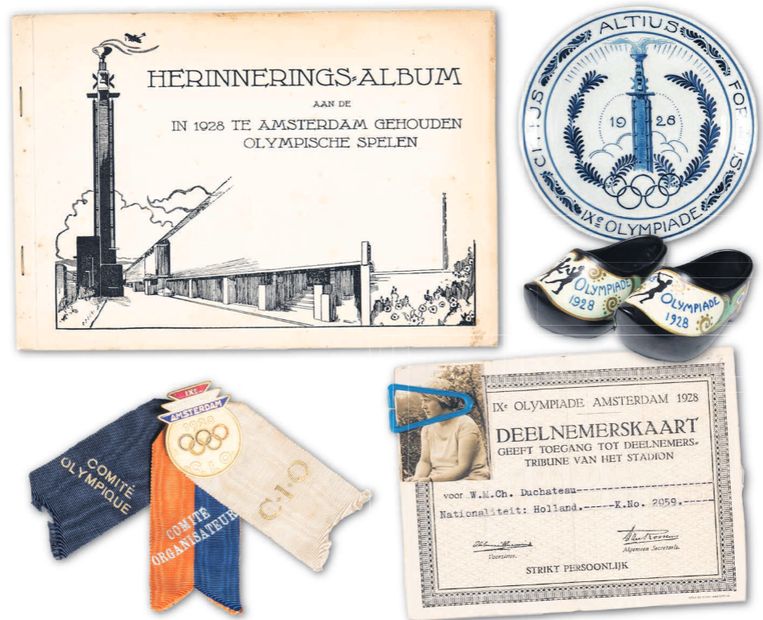 Souvenirs en andere attributen van de Olympische Spelen van Amsterdam in 1928. Beeld Foto Collectie ALO