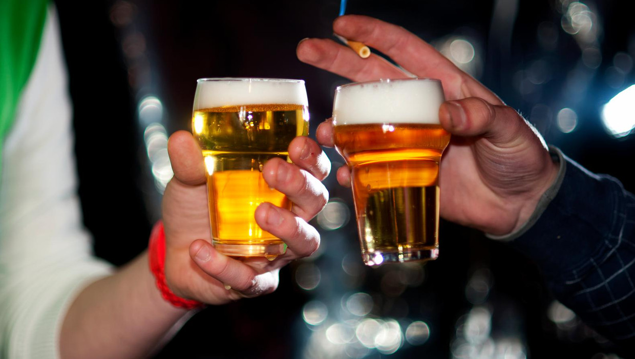 Een biertje en een sigaret. Veel minder jongeren doen het. Beeld anp