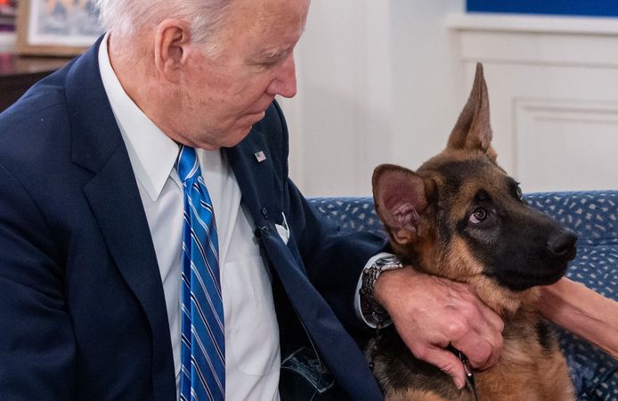 President Biden en zijn hond Commander.