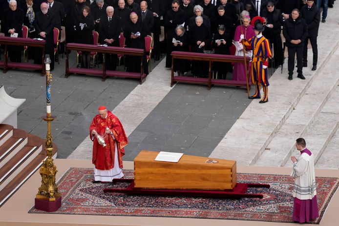 Beeld van de begrafenisceremonie van emeritus paus Benedictus XVI.