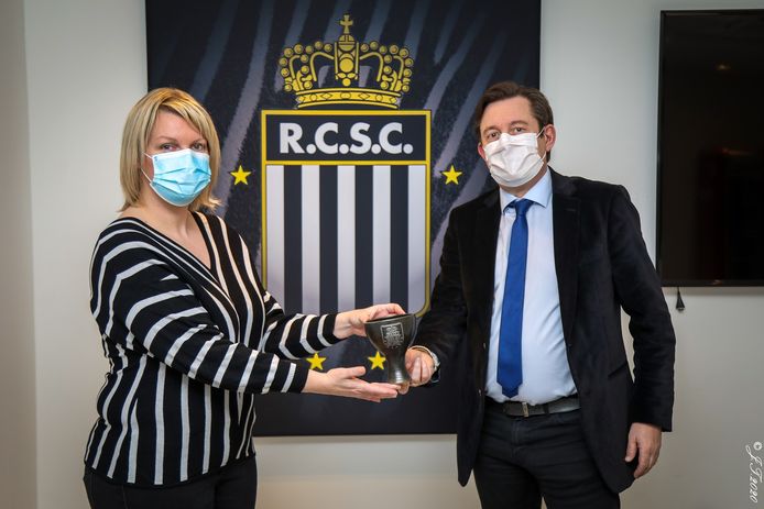 Stéphanie Dubois en compagnie du directeur commercial du Sporting de Charleroi, Walter Chardon.
