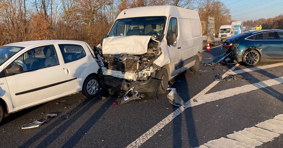 File op A326 tussen Nijmegen en Ravenstein door ongeluk.