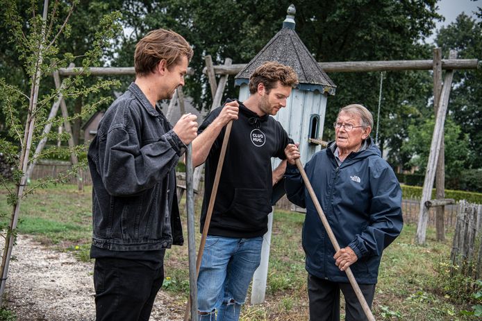 Thijs en Joep met Ben. Ben is een van de bewoners, die tijdens een video-opname de benen nam.