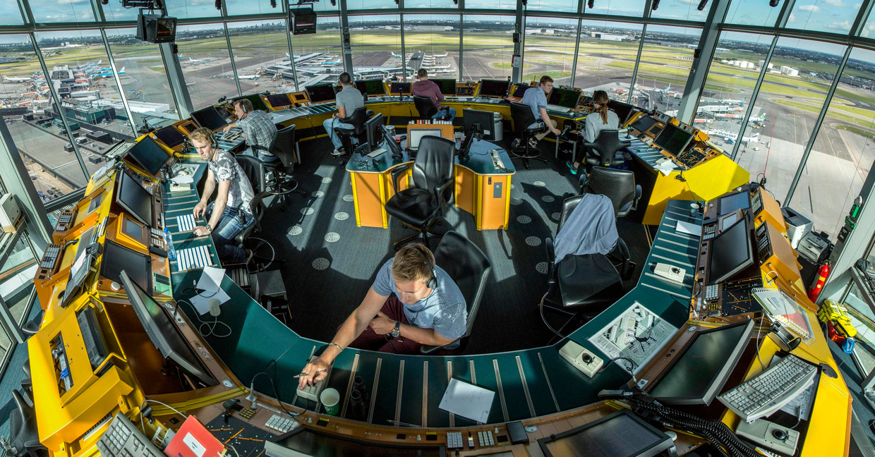 Luchtverkeersleiders aan het werk in de toren op Schiphol. Beeld Feike Westenbroek