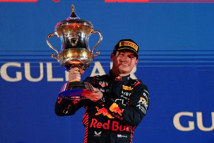Max Verstappen op de podium met de beker.