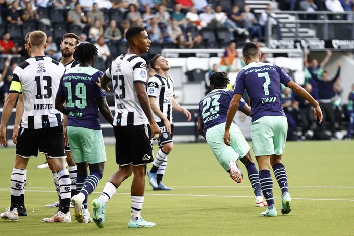 Madueke kort nadat hij de 0-2 binnenschoot.