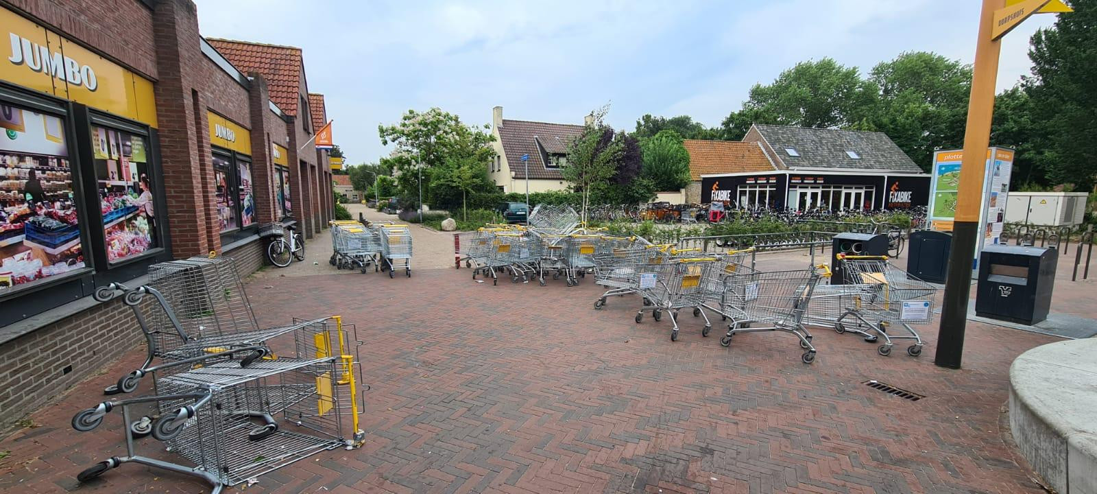 Een groepje jongeren hield vrijdagnacht huis in Renesse. Ruiten van de Jumbo werden vernield en winkelwagentjes vlogen door de straat.