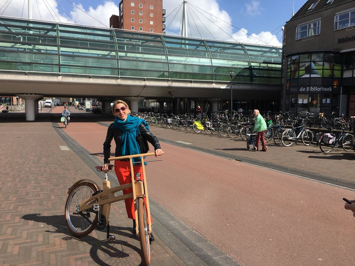 Staatssecretaris Stientje van Veldhoven feliciteert fietsstad Houten