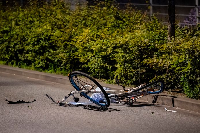 Bij een aanrijding tussen een fietser en auto op de Ringbaan Noord in Tilburg is de fietser zwaargewond geraakt.