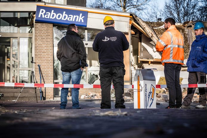 Het bankfiliaal van de Rabobank in het Brabantse Vinkel na een plofkraak bij een bankautomaat in het pand in 2017.