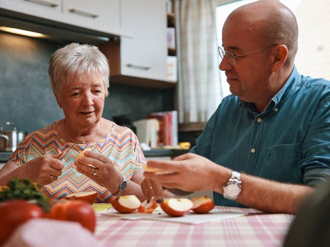 Sven Ornelis (50) eert mama Anny (75) met kookboek: “Mijn witloofrolletjes? Peter Goossens zegt dat dit niet anders dan lekker kán zijn”