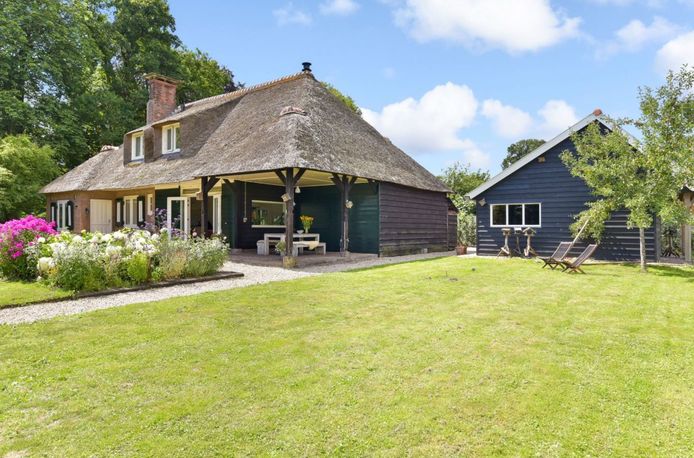 Dit landhuis aan de rand van de Ginkelse heide staat te koop.