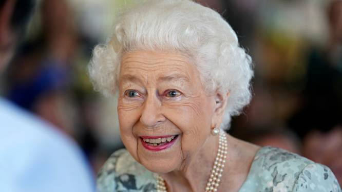 “Na de dood van prins Philip kampte ze met exceptioneel veel verdriet”: nieuw boek schetst intiem portret van Queen Elizabeth