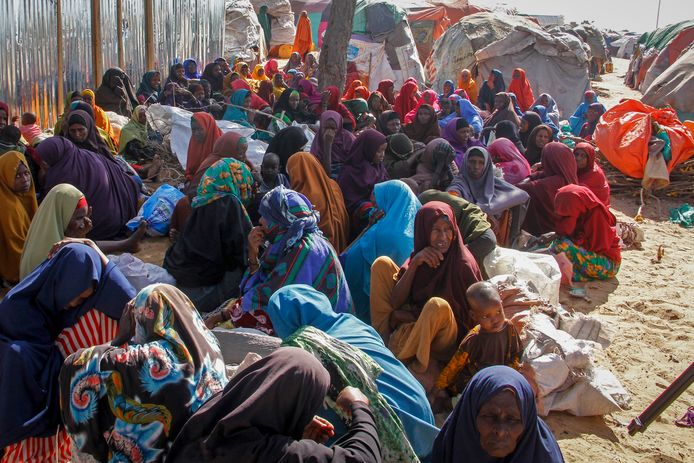 Somaliërs die uit door droogte geteisterde streken zijn gevlucht, zitten samen in een vluchtelingenkamp in Mogadishu. Volgens Oxfam dreigen wereldwijd 263 miljoen mensen dit jaar in extreme armoede terecht te komen. Foto van februari dit jaar.