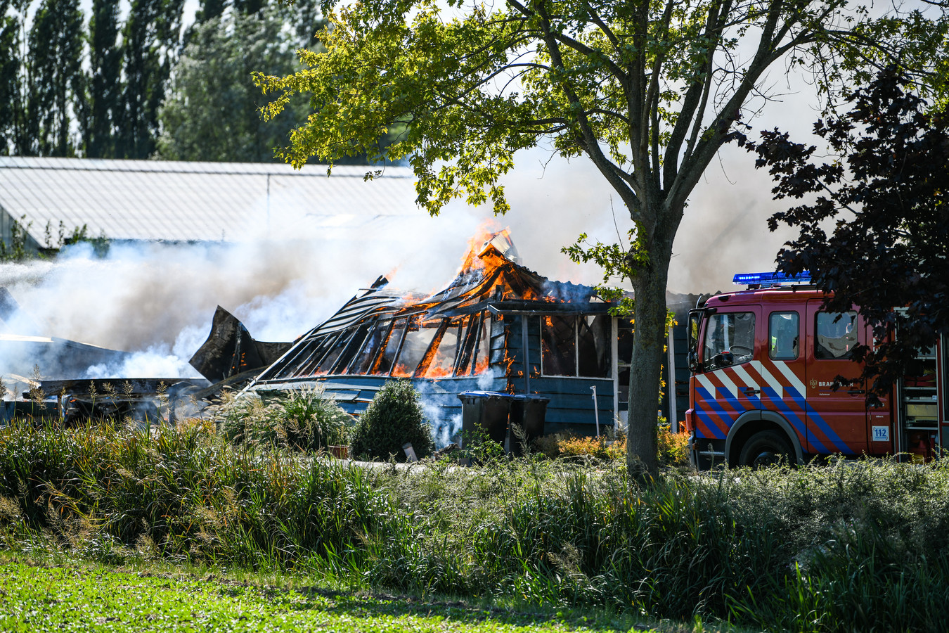 Loods met oldtimers volledig in de as gelegd bij uitslaande brand in