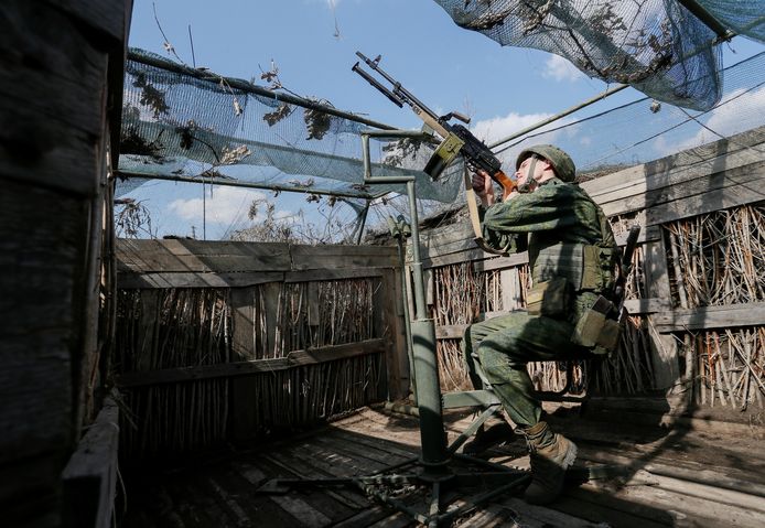 Een militielid van de zelfverklaarde Volksrepubliek Donetsk in de buurt van de demarcatielijn met het Oekraïnse leger.