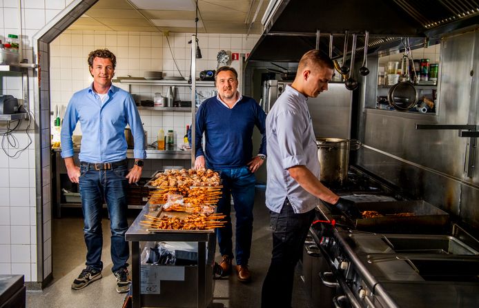 Ralph de Kreij (links) en Gerard van Urk (midden) van restaurant Perron in Nieuwerkerk gaan noodmaaltijden verstrekken aan mensen in Zuidplas die getroffen zijn door het virus.