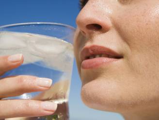 Trucje om sneller calorieën te verbranden: ijswater drinken