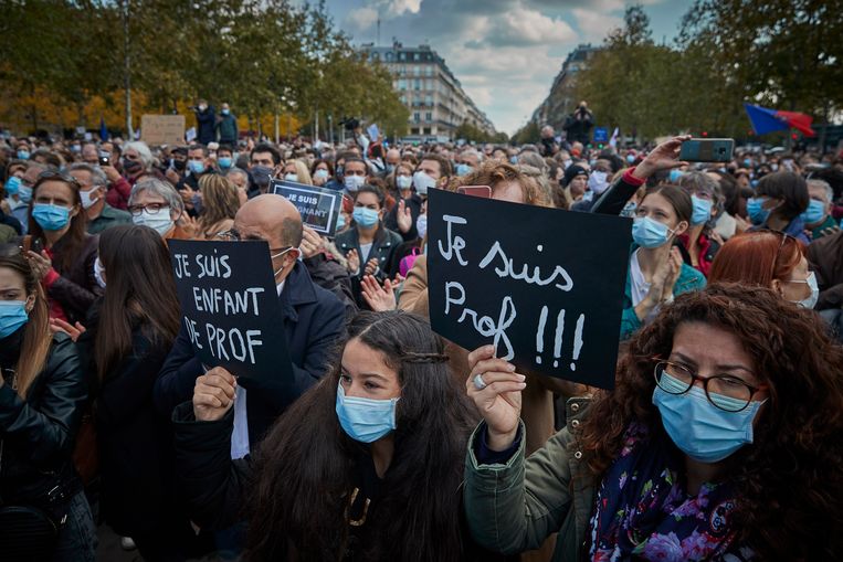 Na de moord op geschiedenisleraar Samuel Paty demonstreren Fransen in Parijs voor de vrijheid van meningsuiting, met de leus 'je suis prof' (ik ben leraar).  Beeld Getty Images