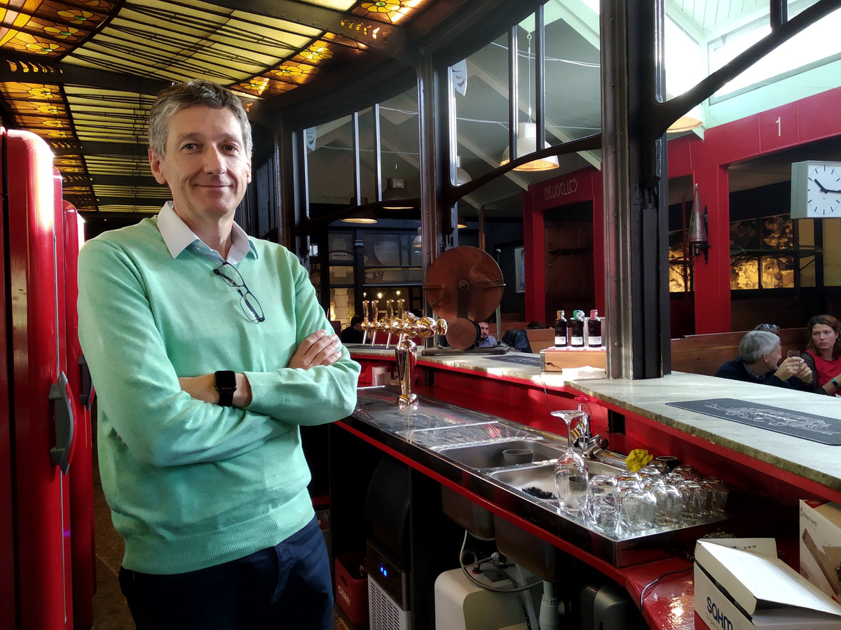 Pierre Langlois in de brasserie.