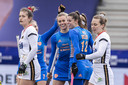 De hockey-internationals Lidewij Welten (r) en Freek Moes juichen na een treffer tegen Duitsland.