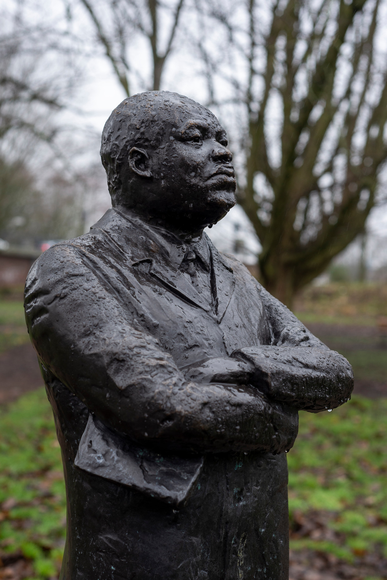 Het beeld van Martin Luther King in Amsterdam. Kunstenaar Airco Caravan zette het eigen initiatief neer.  Beeld Loes van Duijvendijk