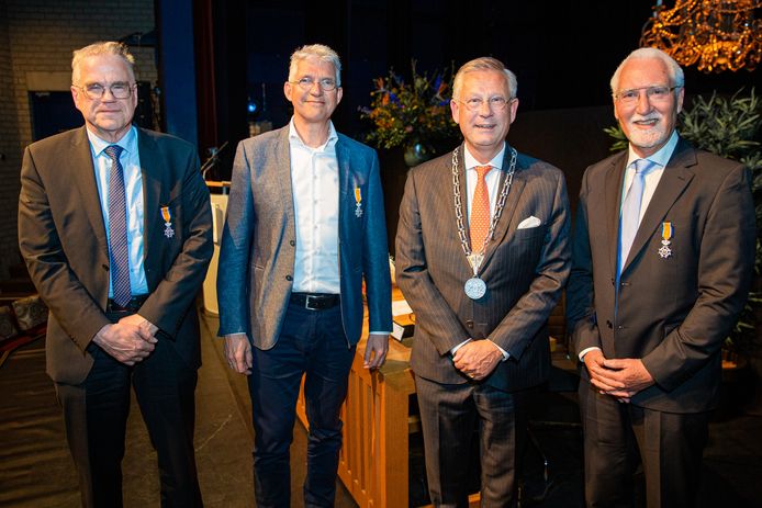 Vlnr: Arie Duijzer, Jaco Melse, burgemeester Pieter van Maaren en Nico van Wijk