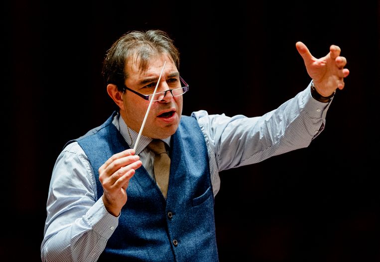 Dirigent Daniele Gatti repeteert met Concertgebouworkest in 2015, voor zijn aanstelling als chef-dirigent. Beeld ANP
