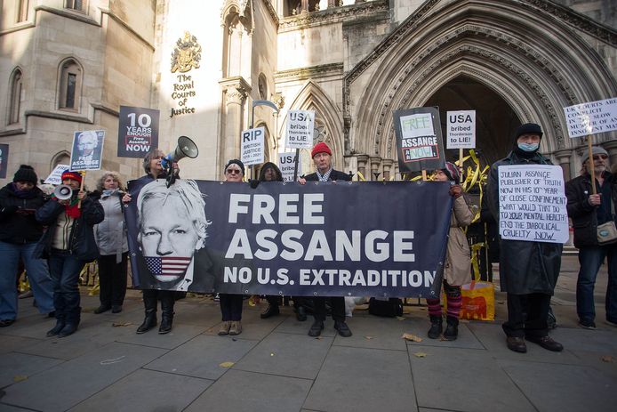 Mensen protesteren aan het Britse hooggerechtshof tegen het verdict in de zaak rond Julian Assange.