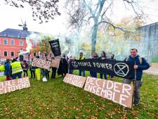 “Un monde qui a déraillé”: action d’Extinction Rebellion et de Gilets jaunes devant le parlement wallon