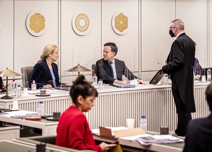 Sigrid Kaag, minister van Financiën, en premier Mark Rutte tijdens een debat in de Eerste Kamer naar aanleiding van de regeringsverklaring.