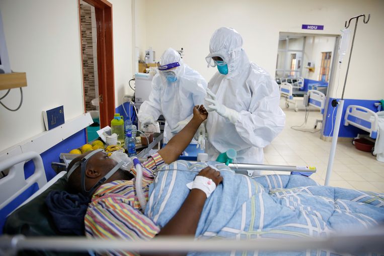 Coronazorg in het Machakos-ziekenhuis te Kenia. Beeld Brian Inganga / AP