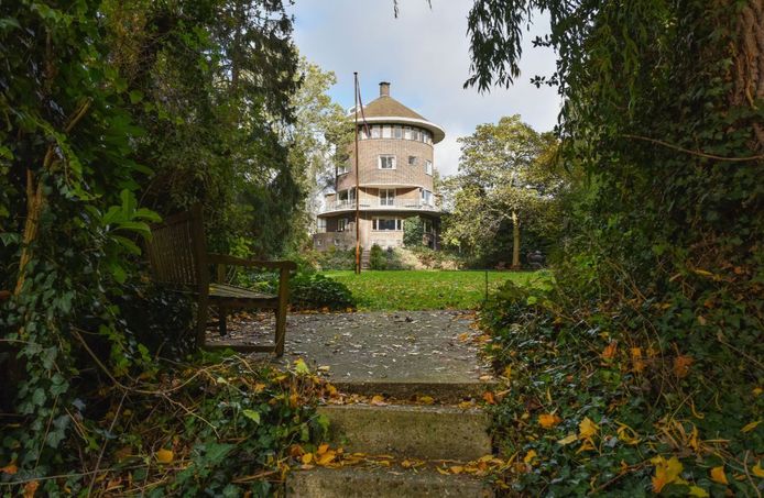 Torenvilla Molenhof in Buurmalsen staat te koop. Foto: Funda
