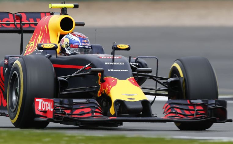 Verstappen op het asfalt van Silverstone. Beeld afp