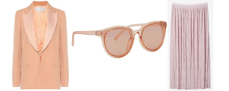 Satijn-wollen jasje van Victoria Beckham via My Theresa € 705
Abrikoosroze zonnebril van Nümph € 14,95
Roze rok van Filippa K € 255 Beeld 