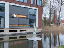 Hierom steken er een paar vrouwenbenen uit het water langs de Van Leeuwenhoeklaan