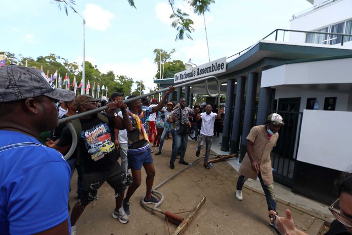 Des manifestants lors d'une manifestation contre le gouvernement, sur la place de l'Indépendance à Paramaribo.