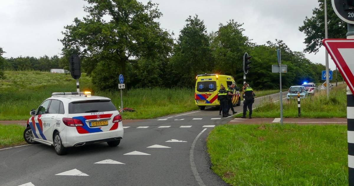Scooterrijder belandt in ziekenhuis na aanrijding in Enschede.
