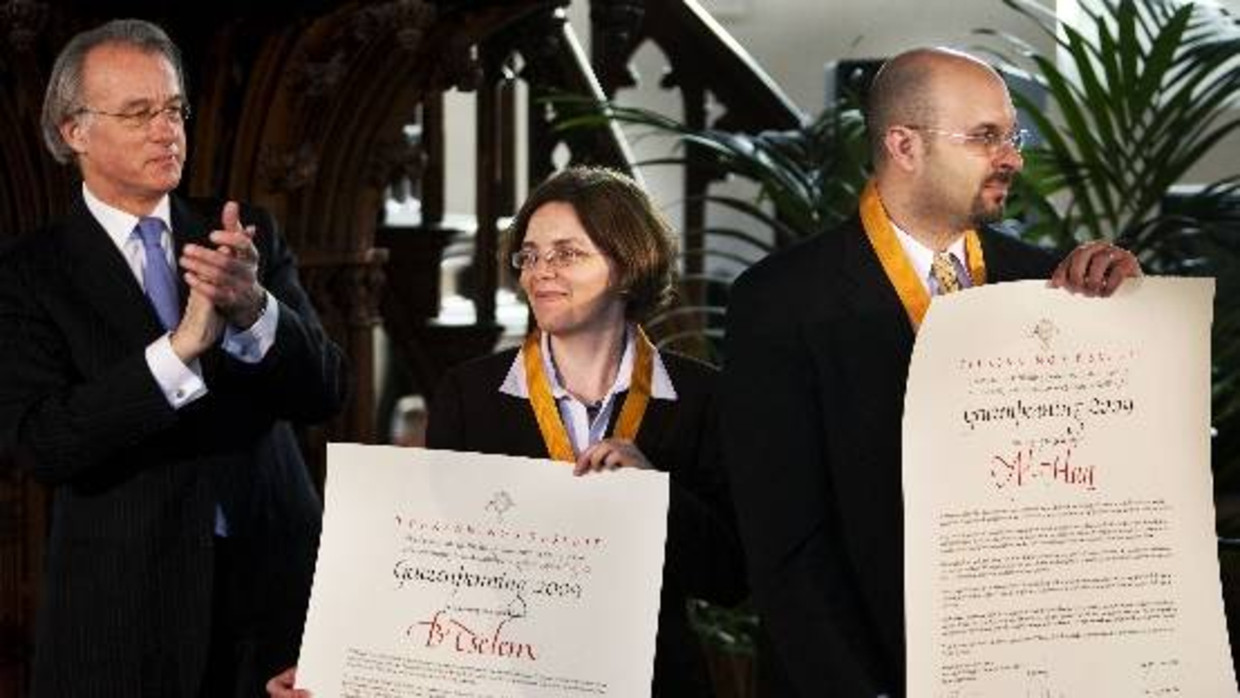 Uitreiking van de Geuzenpening 2009 vrijdag in Vlaardingen door Jozias van Aartsen (L) aan Jessica Montell (M) namens de Israelische B'Tselem en Wesam Achmad (R) namens de Palestijnse mensenrechtenorganisatie Al-Haq. (ANP) Beeld 
