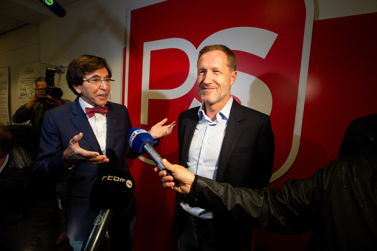 Afscheidnemend voorzitter Elio Di Rupo en aankomend voorzitter Paul Magnette eind 2019 in het PS-hoofdkwartier in Brussel. Beeld BELGA