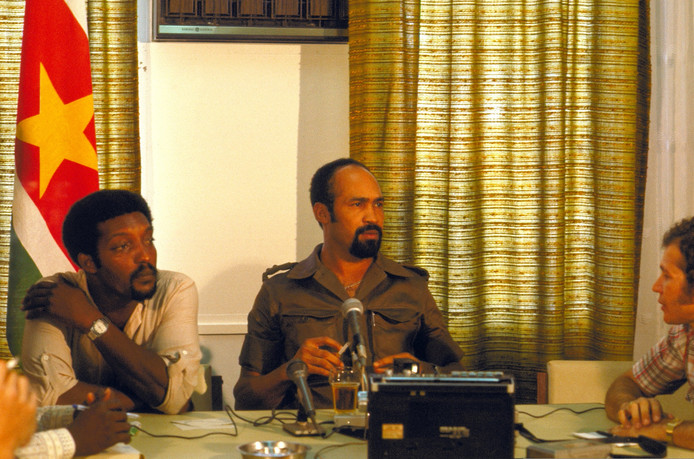 Desi Bouterse (r) en Humbert Pinas geven een interview na de gepleegde staatsgreep.